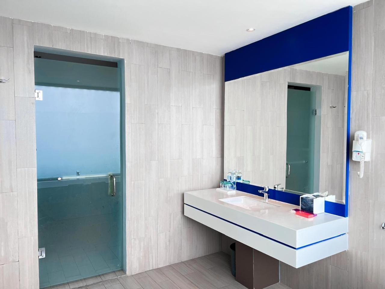Ibis Styles Batam Nagoya Hotel Exterior photo